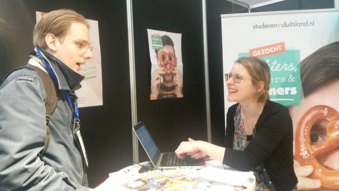 Romy staat een student te woord tijdens de Buitenlandbeurs